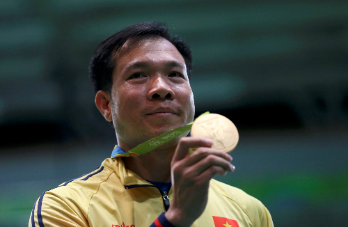 Tấm HC vàng Olympic là phần thưởng cho những nỗ lực không mệt mỏi của Hoàng Xuân Vinh. Ảnh: Reuters.