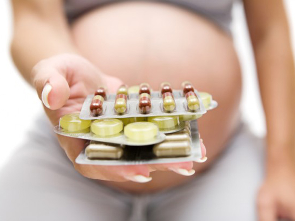 Tránh tự ý uống thuốc khi mang thai nếu không có sự cho phép của bác sĩ