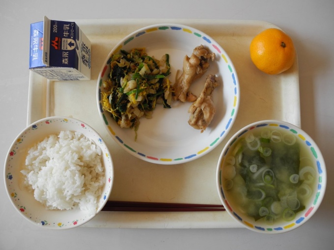 at-jinego-elementary-school-in-akita-prefecture-a-typical-lunch-includes-chicken-rice-miso-wakame-soup-vegetable-salad-milk-and-a-tangerine-1491207294_680x0