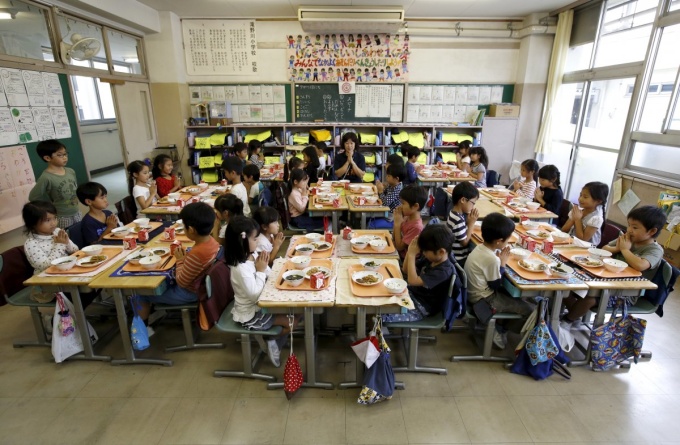 lunchtime-in-japanese-primary-schools-is-almost-sacred-it-isnt-hurried-or-hasty-kids-get-the-time-just-to-sit-and-eat-1491206541_680x0